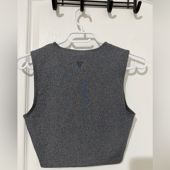 TNA Gray Sleeveless Knit Crop Tank - Picture 2 of 3